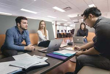 Étudiants à la Bibliothèque kinésiologie de l’Université de Montréal