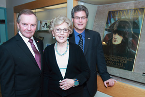 L'honorable sénateur Serge Joyal, Mme Huguette Derouin-Weider et Richard Dumont, directeur des bibliothèques de l'UdeM